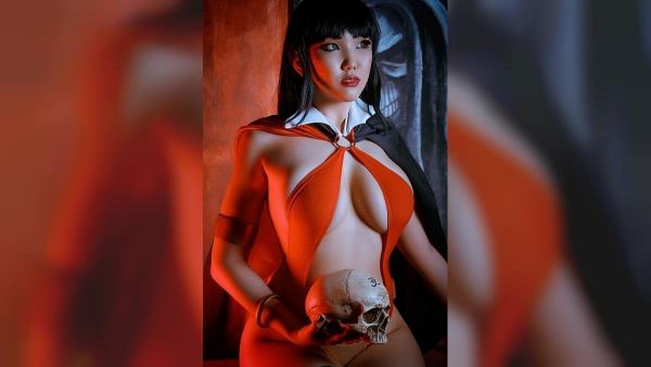 <br />
        Несите кол: сексуальный косплей на Вампиреллу от россиянки<br />
      